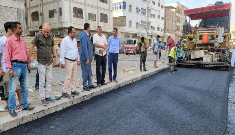 عدن .. تدشين مشروع إعادة تأهيل أحد الشوارع المتهالكة 