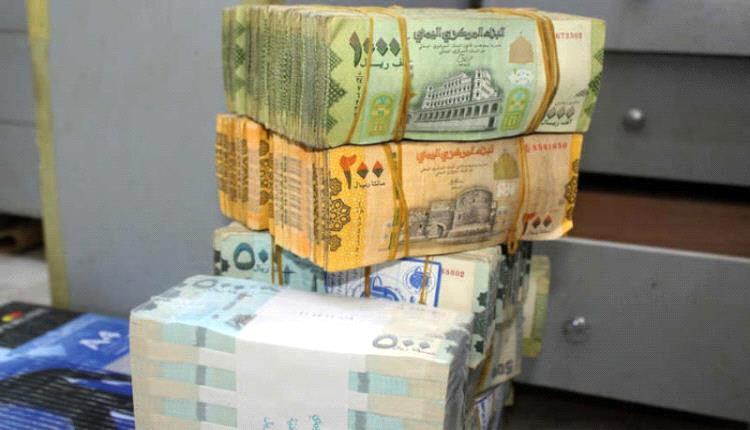 الحوثي يصادر السيولة والعملة الأجنبية من الأسواق