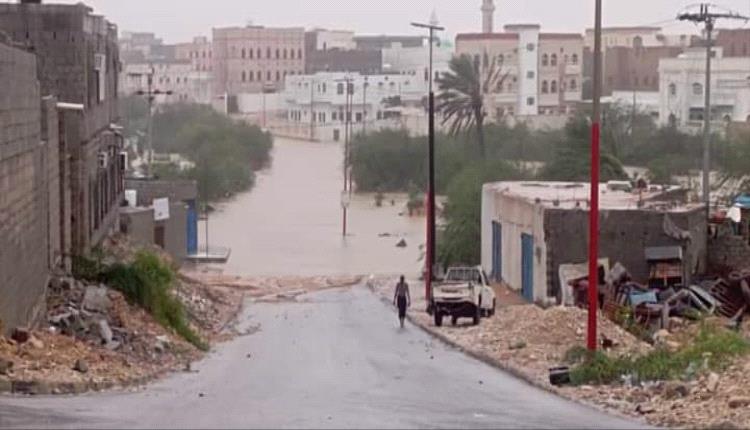 صور/ تداعيات العاصفة المدارية تيج بالمهرة..نزوح واسع ودمار للبنية التحتية