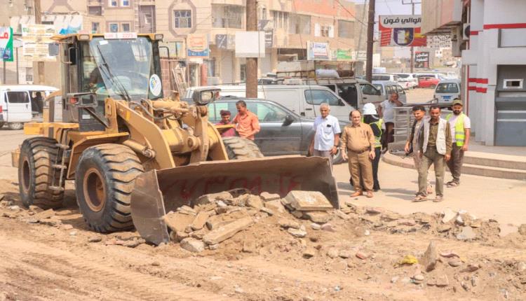 عدن .. حملة لإزالة العشوائيات والتعديات في خط الخدمات بشارع ال90