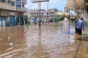 السيول تحاصر المواطنين بالشوارع والمنازل..