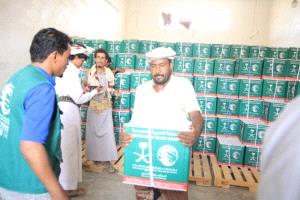 مساعدات غذائية للأسر الأشد احتياجًا في محافظة حضرموت