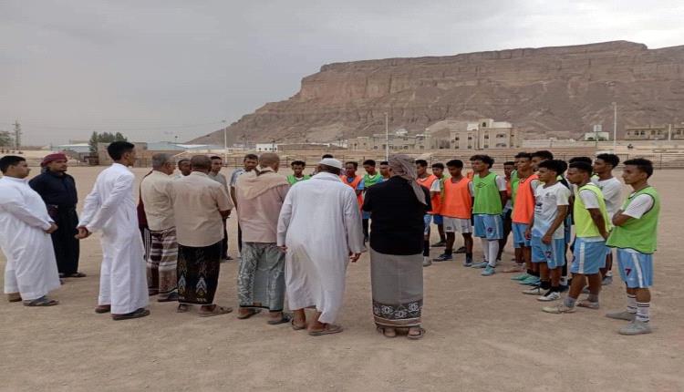 المدير العام لمديرية سيؤن يزور تدريبات فريق نادي سيؤن ويحفز اللاعبين قبل مباراة سمعون