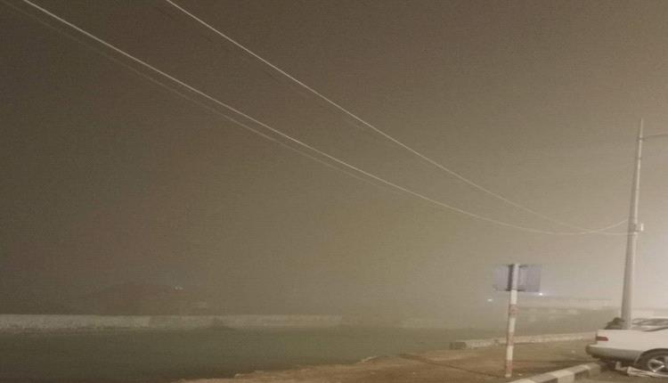 عاجل / موجة رياح شديدة تضرب العاصمة عدن (صور)