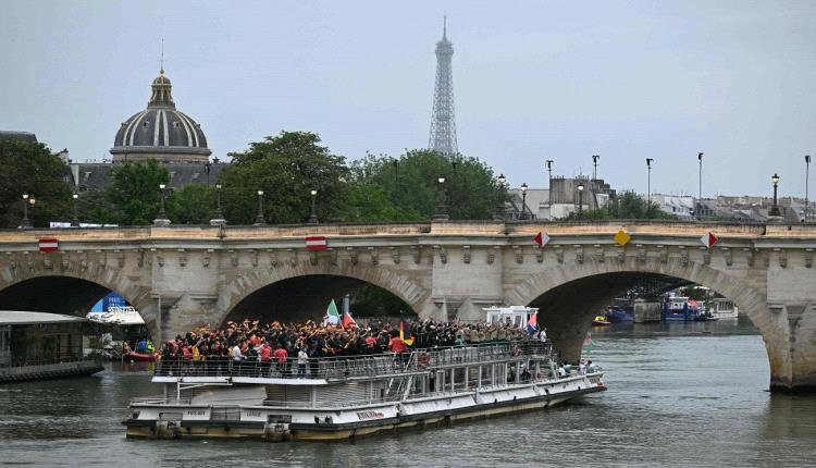 وسط حشود حول نهر السين.. انطلاق حفل افتتاح أولمبياد باريس 2024 (صور)