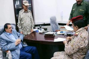 وزير الدفاع ومدير أمن عدن يقفان أمام آليات العمل المشترك مع كافة الأجهزة الأمنية والعسكرية