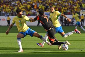 البرازيل تتعادل مع كولومبيا وتضرب موعدا ناريا ضد أوروجواي