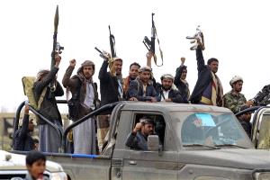 مليشيات الحوثي تقتحم منزل محافظ البنك المركزي اليمني