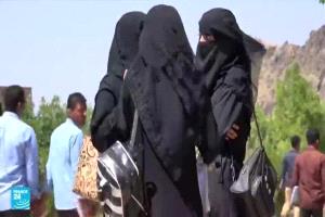 فيديو / ميليشيا الحوثي تعتدي على النساء بهذه المحافظة 
