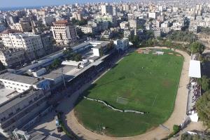 ملعب كرة قدم يتحول الى مخيم نازحين في غزة