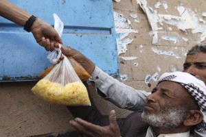 الحوثي يواجه أزمة الرواتب المنهوبة والاقتصاد بإثارة الصراع مع السعودية