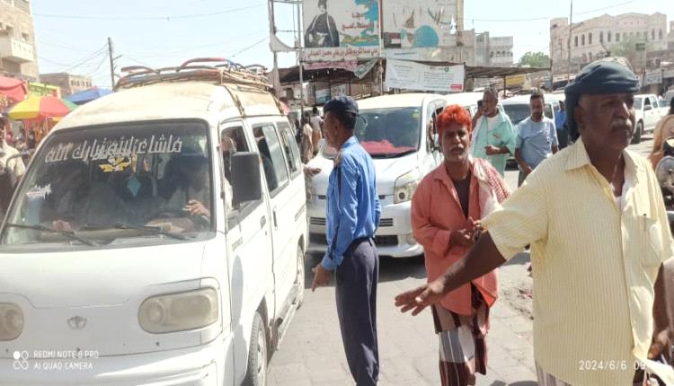 لحج.. حملة لتنظيم مركبات الأجرة بفرزة الحوطة