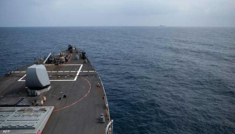 البحرية الأمريكية تعلن إنقاذ طاقم سفينة تعرضت لهجوم في البحر الأحمر 