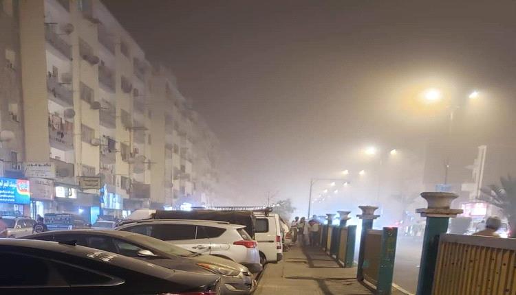 صور - عاصفة رملية تجتاح العاصمة عدن