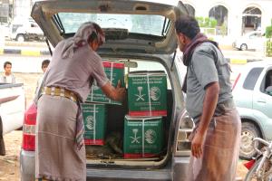 مركز الملك سلمان للإغاثة يوزع مساعدات غذائية لـ 3950 أسرة بمحافظة شبوة 