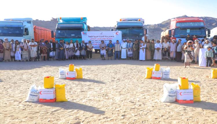 هلال الإمارات يوزع مساعدات غذائية لأهالي مديرية حريب بمأرب
