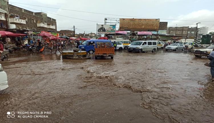 بالصور.. امطار غزيرة وسيول في الحوطة وتبن بلحج