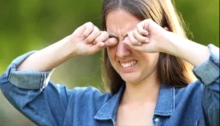 اعرف مخاطر فرك عينيك بكثرة وهل تصل لفقدان البصر؟