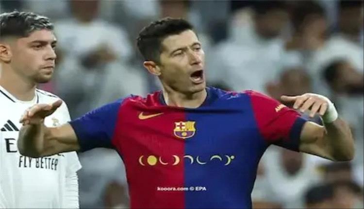 ليفاندوفسكي يحافظ لبرشلونة على جائزة لاعب الشهر