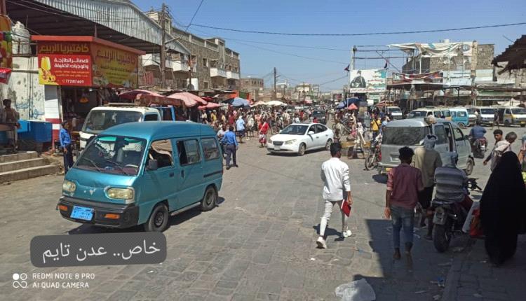 موظفو لحج يطالبون بسرعة صرف رواتب القطاع الحكومي