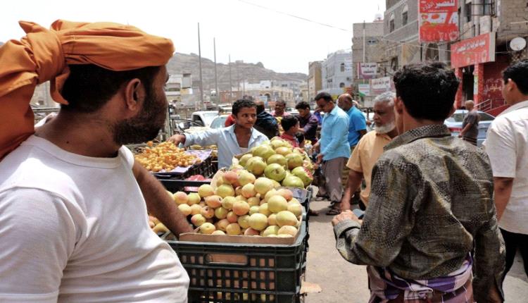 العرب اللندنية: المعضلة الاقتصادية تبتعد بالحكومة اليمنية عن تنفيذ وعود تحسين الأوضاع الاجتماعية
