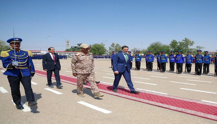 رئيس الوزراء يزور كلية الطيران والدفاع الجوي في مأرب ويشهد حفلًا احتفائيًا