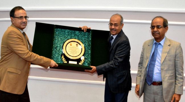 جامعة عدن تمنح وزارة المالية درعها التذكاري تقديراً لدورها الداعم