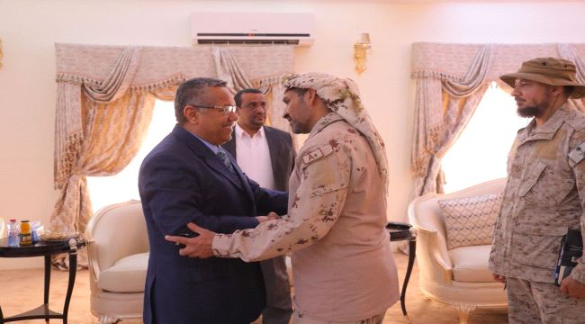 تفاصيل اللقاء الذي جمع رئيس الحكومة بقيادة قوات التحالف في عدن 